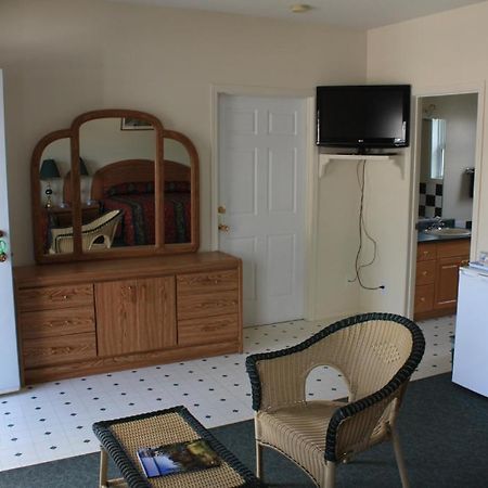 Sunny Beach Motel Пентіктон Екстер'єр фото
