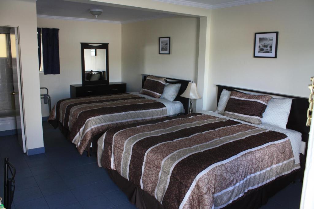 Sunny Beach Motel Пентіктон Екстер'єр фото