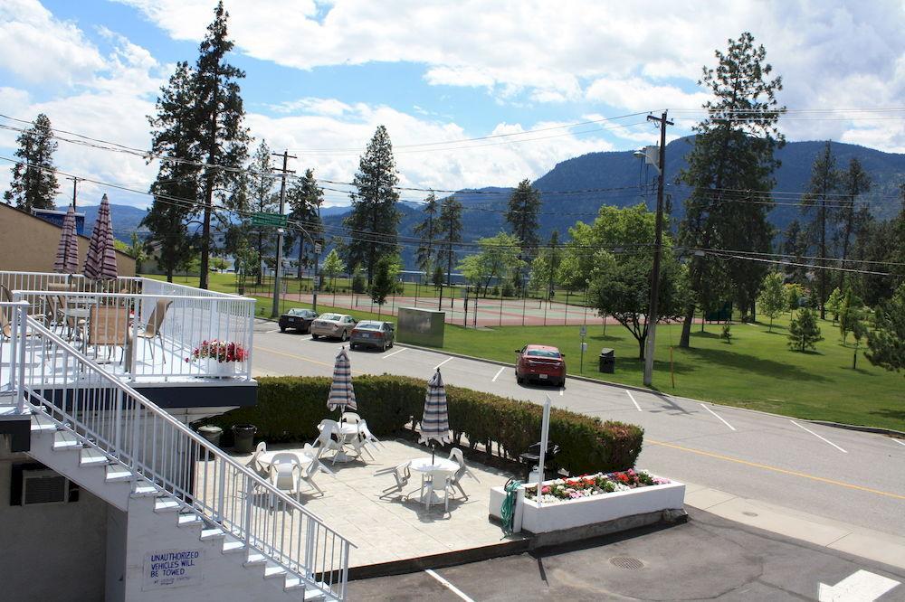 Sunny Beach Motel Пентіктон Екстер'єр фото