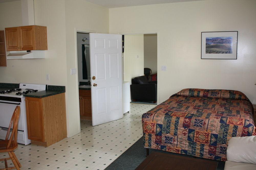 Sunny Beach Motel Пентіктон Екстер'єр фото