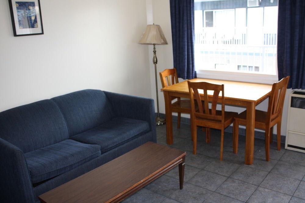 Sunny Beach Motel Пентіктон Екстер'єр фото
