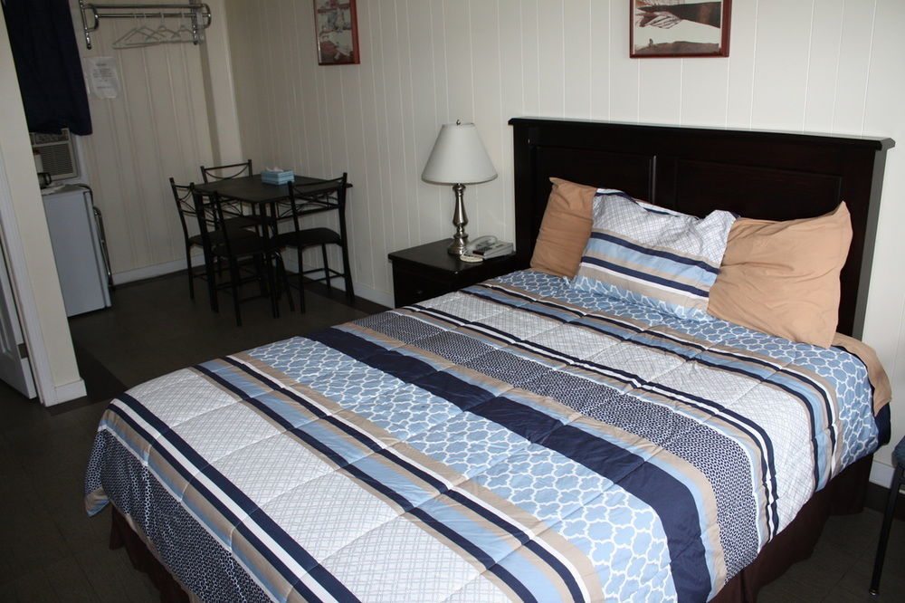Sunny Beach Motel Пентіктон Екстер'єр фото