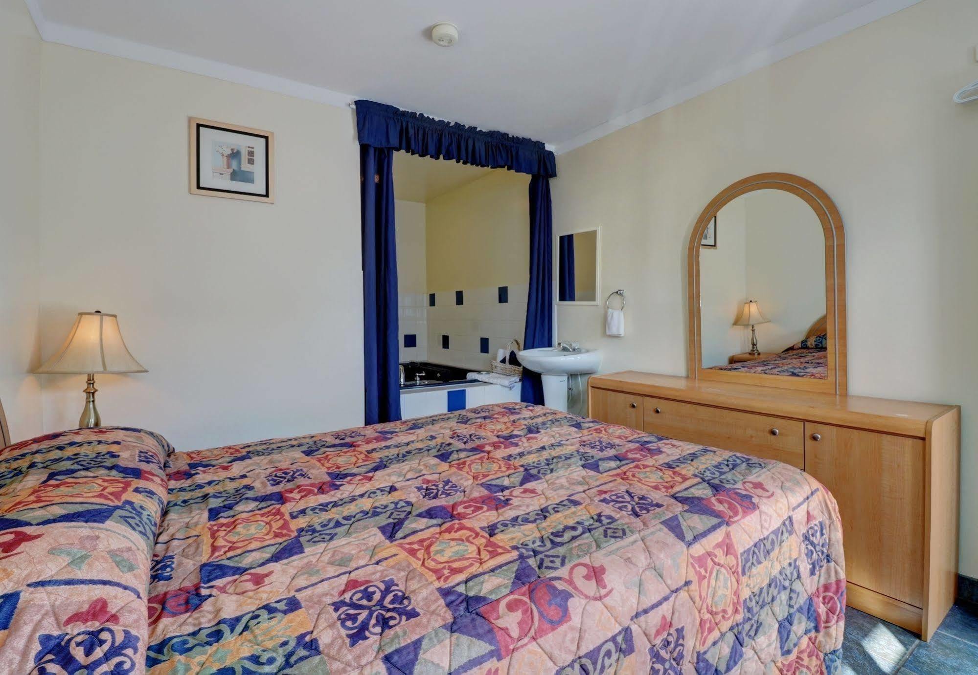 Sunny Beach Motel Пентіктон Екстер'єр фото