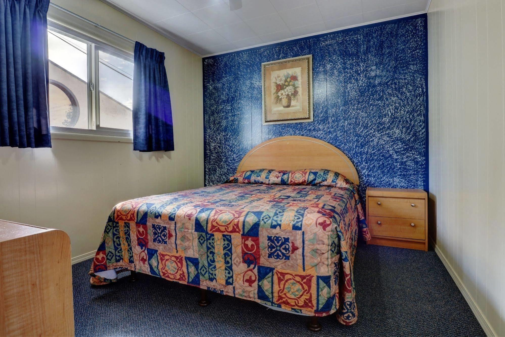 Sunny Beach Motel Пентіктон Екстер'єр фото