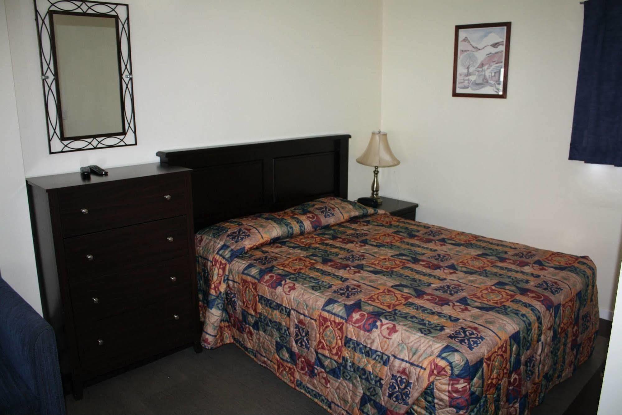 Sunny Beach Motel Пентіктон Екстер'єр фото
