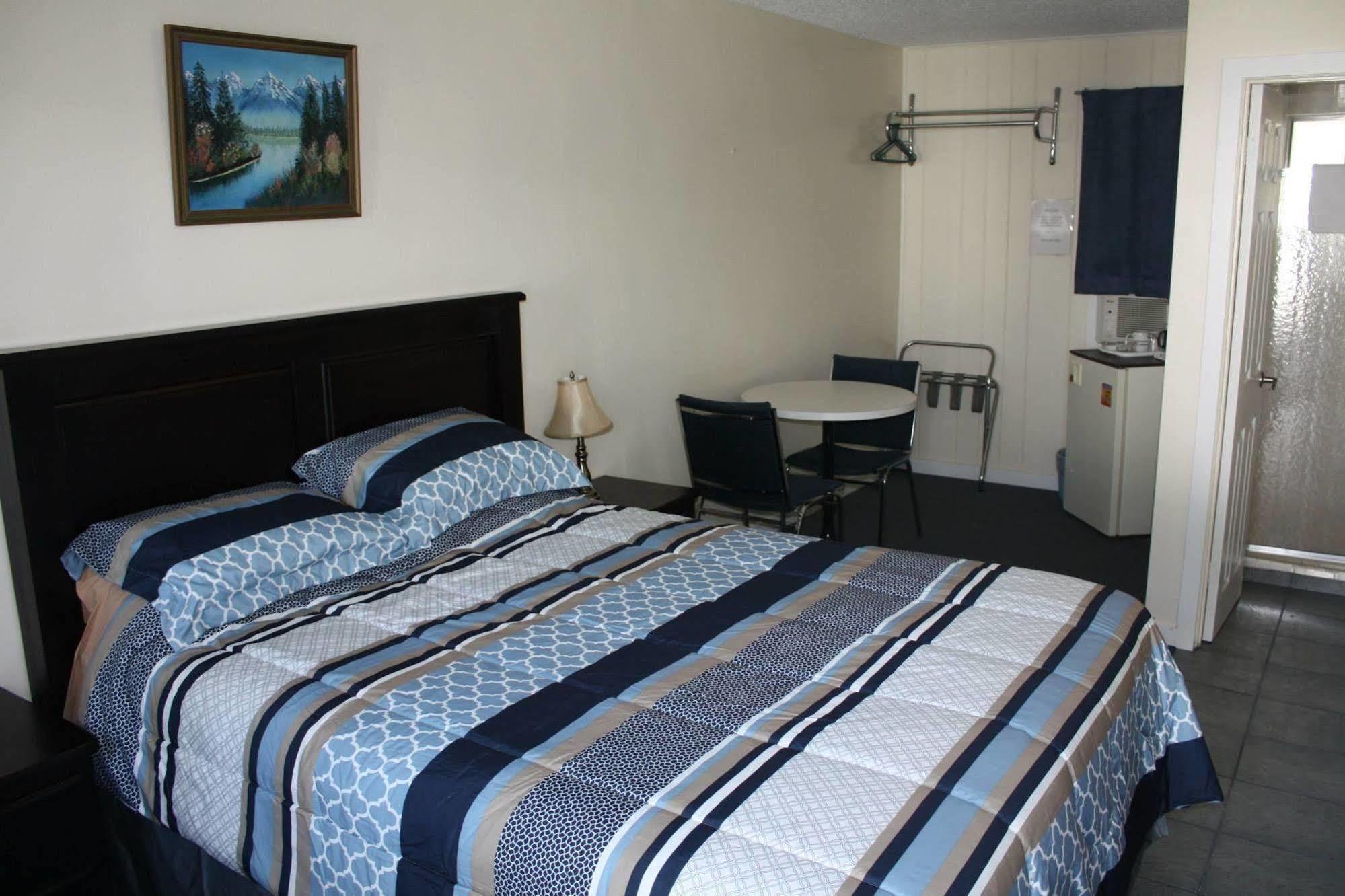 Sunny Beach Motel Пентіктон Екстер'єр фото