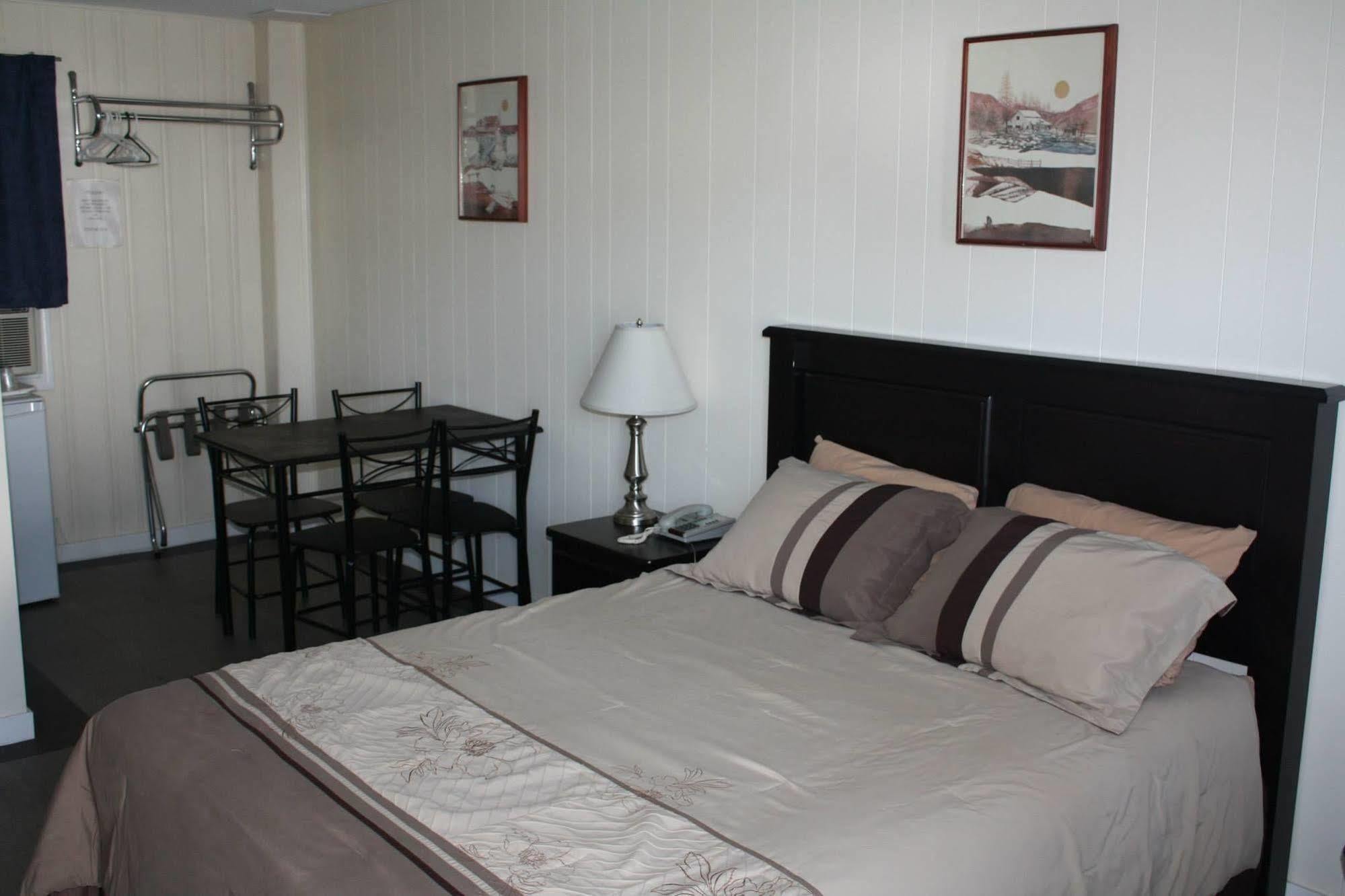 Sunny Beach Motel Пентіктон Екстер'єр фото